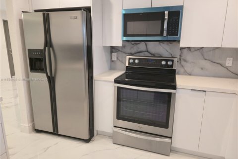 House in Lauderhill, Florida 4 bedrooms, 209.59 sq.m. № 2060036 - photo 10