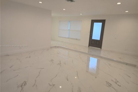 House in Lauderhill, Florida 4 bedrooms, 209.59 sq.m. № 2060036 - photo 7