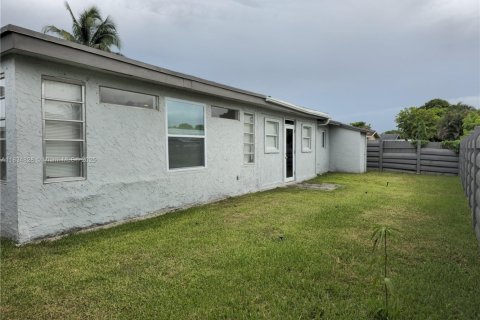 House in Lauderhill, Florida 4 bedrooms, 209.59 sq.m. № 2060036 - photo 29