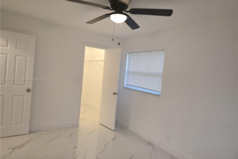 House in Lauderhill, Florida 4 bedrooms, 209.59 sq.m. № 2060036 - photo 23