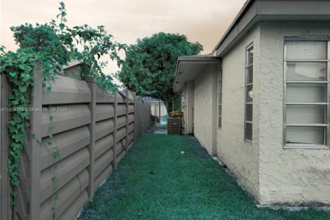 House in Lauderhill, Florida 4 bedrooms, 209.59 sq.m. № 2060036 - photo 30