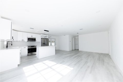 House in Miami Gardens, Florida 4 bedrooms, 142.23 sq.m. № 1881904 - photo 5