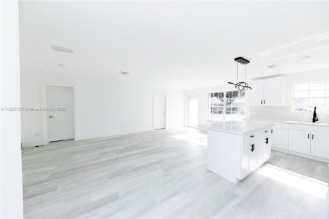 House in Miami Gardens, Florida 4 bedrooms, 142.23 sq.m. № 1881904 - photo 8