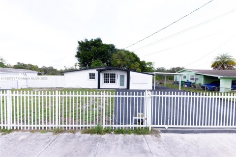 House in Miami Gardens, Florida 4 bedrooms, 142.23 sq.m. № 1881904 - photo 1
