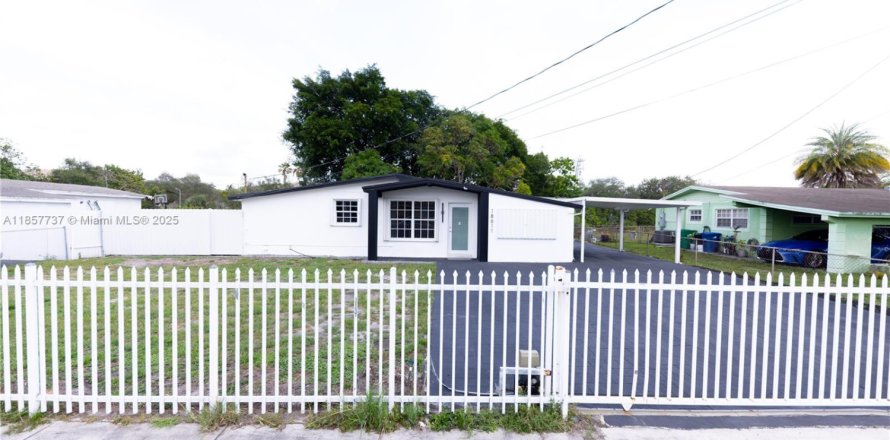 House in Miami Gardens, Florida 4 bedrooms, 142.23 sq.m. № 1881904