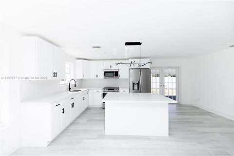 House in Miami Gardens, Florida 4 bedrooms, 142.23 sq.m. № 1881904 - photo 6
