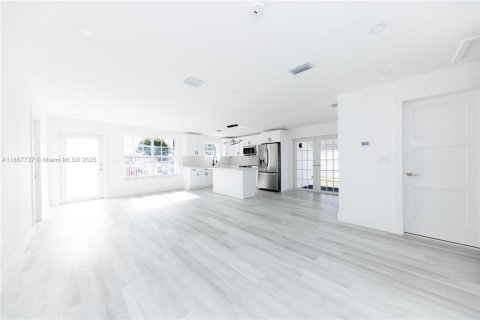 House in Miami Gardens, Florida 4 bedrooms, 142.23 sq.m. № 1881904 - photo 3