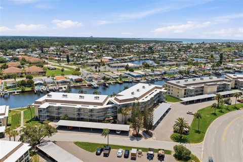 Copropriété à vendre à New Port Richey, Floride: 2 chambres, 128.95 m2 № 2216627 - photo 30