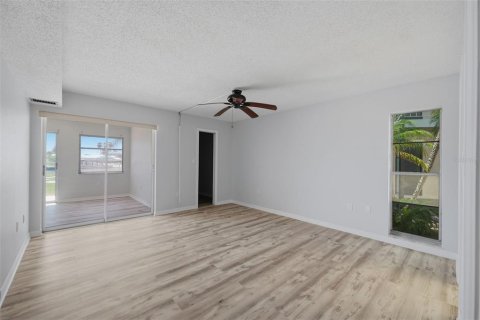 Copropriété à vendre à New Port Richey, Floride: 2 chambres, 128.95 m2 № 2216627 - photo 15