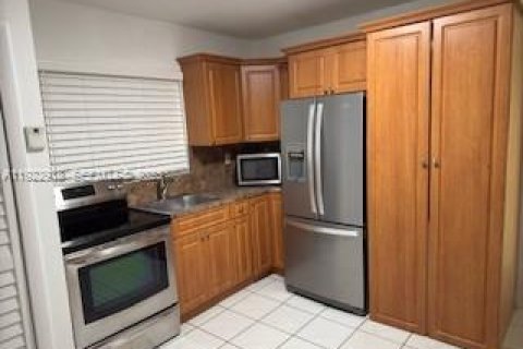 Villa ou maison à louer à Miami, Floride: 2 chambres, 102.19 m2 № 1982050 - photo 4