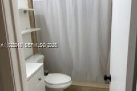 Villa ou maison à louer à Miami, Floride: 2 chambres, 102.19 m2 № 1982050 - photo 11