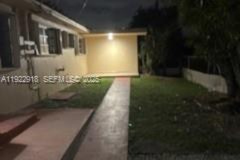 Villa ou maison à louer à Miami, Floride: 2 chambres, 102.19 m2 № 1982050 - photo 3