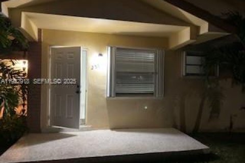 Villa ou maison à louer à Miami, Floride: 2 chambres, 102.19 m2 № 1982050 - photo 1
