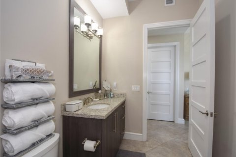 Condo in Lauderdale-by-the-Sea, Florida, 2 bedrooms  № 1728501 - photo 23