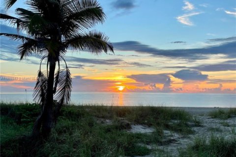 Condo in Lauderdale-by-the-Sea, Florida, 2 bedrooms  № 1728501 - photo 1