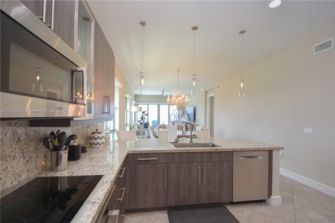 Condo in Lauderdale-by-the-Sea, Florida, 2 bedrooms  № 1728501 - photo 15