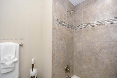 Condo in Lauderdale-by-the-Sea, Florida, 2 bedrooms  № 1728501 - photo 24
