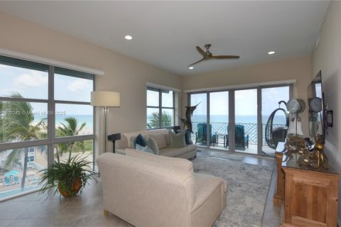 Condo in Lauderdale-by-the-Sea, Florida, 2 bedrooms  № 1728501 - photo 30