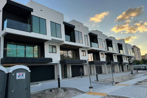 Adosado en Pompano Beach, Florida 3 dormitorios № 2059875