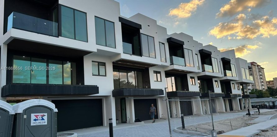 Adosado en Pompano Beach, Florida 3 dormitorios № 2059875