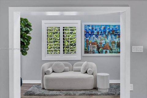 Снять в аренду виллу или дом в Корал-Гейблс, Флорида 4 спальни, 273.88м2, № 2029754 - фото 13