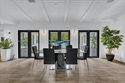 Снять в аренду виллу или дом в Корал-Гейблс, Флорида 4 спальни, 273.88м2, № 2029754 - фото 6