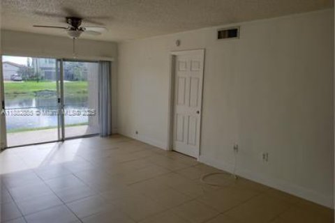 Condo in Pembroke Pines, Florida, 1 bedroom  № 1931981 - photo 4
