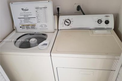 Condo in Pembroke Pines, Florida, 1 bedroom  № 1931981 - photo 10