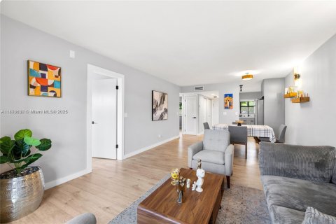 Condo in Sunrise, Florida, 2 bedrooms  № 2021482 - photo 11