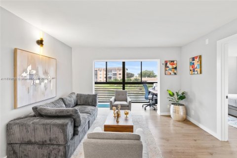 Condo in Sunrise, Florida, 2 bedrooms  № 2021482 - photo 13