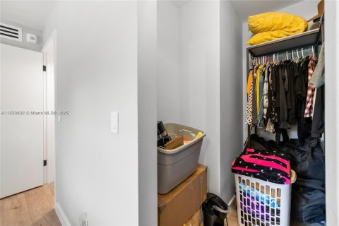 Condo in Sunrise, Florida, 2 bedrooms  № 2021482 - photo 23