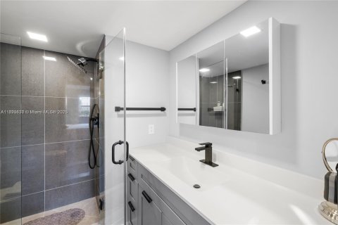 Condo in Sunrise, Florida, 2 bedrooms  № 2021482 - photo 19