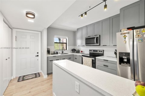 Condo in Sunrise, Florida, 2 bedrooms  № 2021482 - photo 2