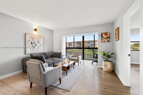 Condo in Sunrise, Florida, 2 bedrooms  № 2021482 - photo 12