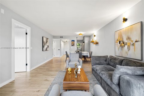 Condo in Sunrise, Florida, 2 bedrooms  № 2021482 - photo 9