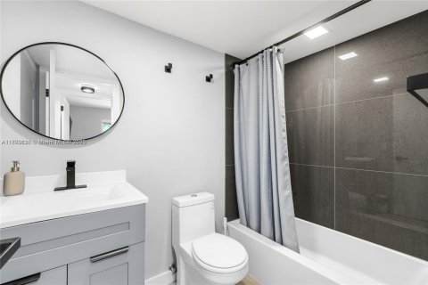 Condo in Sunrise, Florida, 2 bedrooms  № 2021482 - photo 24