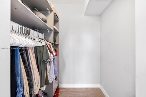 Condo in Sunrise, Florida, 2 bedrooms  № 2021482 - photo 17