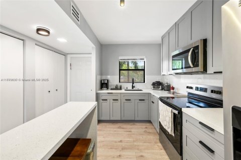 Condo in Sunrise, Florida, 2 bedrooms  № 2021482 - photo 4