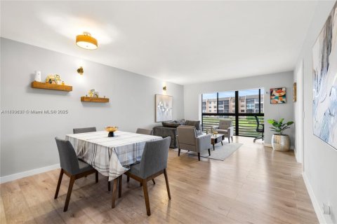 Condo in Sunrise, Florida, 2 bedrooms  № 2021482 - photo 7