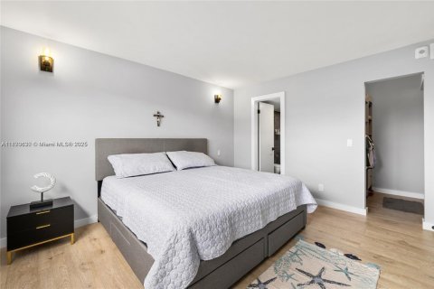 Condo in Sunrise, Florida, 2 bedrooms  № 2021482 - photo 16