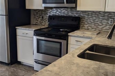 Townhouse in Brandon, Florida 2 bedrooms, 101.08 sq.m. № 1609725 - photo 4