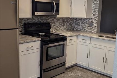 Townhouse in Brandon, Florida 2 bedrooms, 101.08 sq.m. № 1609725 - photo 3