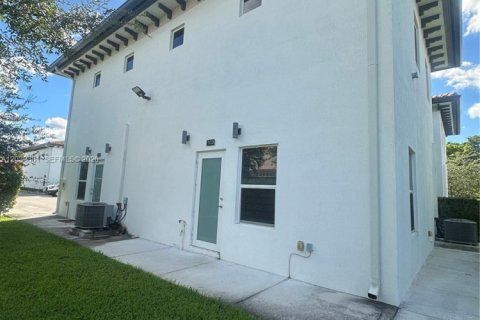 House in Miami, Florida 2 bedrooms, 92.9 sq.m. № 2087167