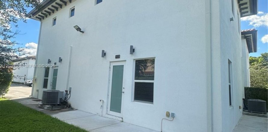 House in Miami, Florida 2 bedrooms, 92.9 sq.m. № 2087167
