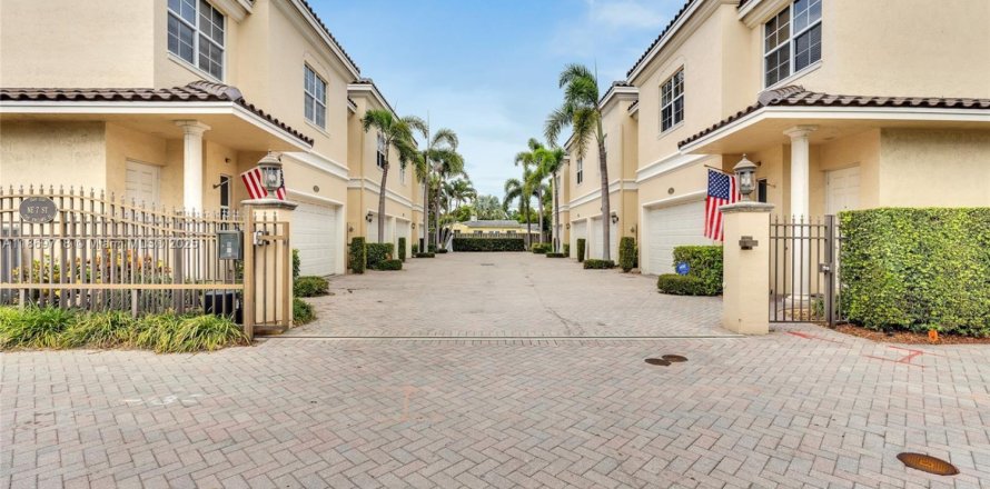 Townhouse in Fort Lauderdale, Florida 3 bedrooms, 232.44 sq.m. № 1928085