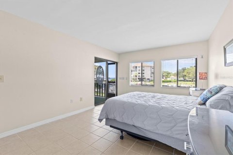 Condo in Tarpon Springs, Florida, 2 bedrooms  № 2386228 - photo 21