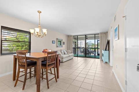 Condo in Tarpon Springs, Florida, 2 bedrooms  № 2386228 - photo 10