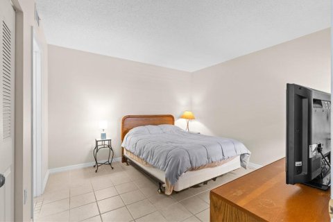Condo in Tarpon Springs, Florida, 2 bedrooms  № 2386228 - photo 16