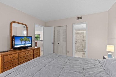 Condo in Tarpon Springs, Florida, 2 bedrooms  № 2386228 - photo 17