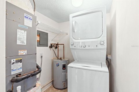 Condo in Tarpon Springs, Florida, 2 bedrooms  № 2386228 - photo 28